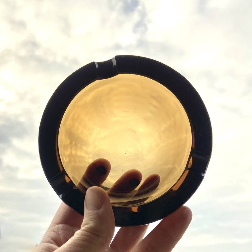 Modern ashtray bowl in thick smoked glass with bevelled edges - Ø 13 cm