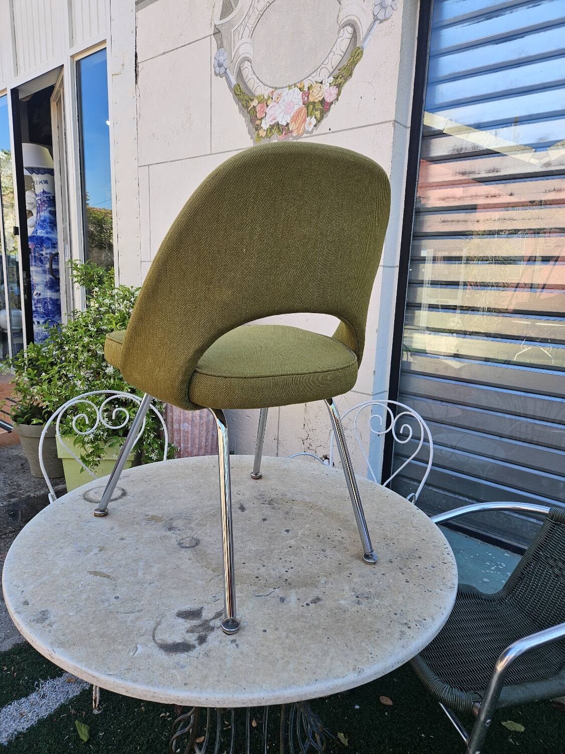 Knoll conference chair designed by Eero Saarinen