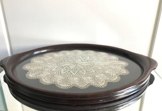 Plateau dentelle encadré antique dans le cadre d’acajou