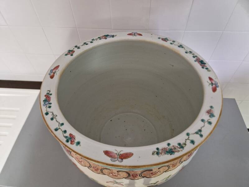 China - Circular fishbowl in Famille Rose enamel