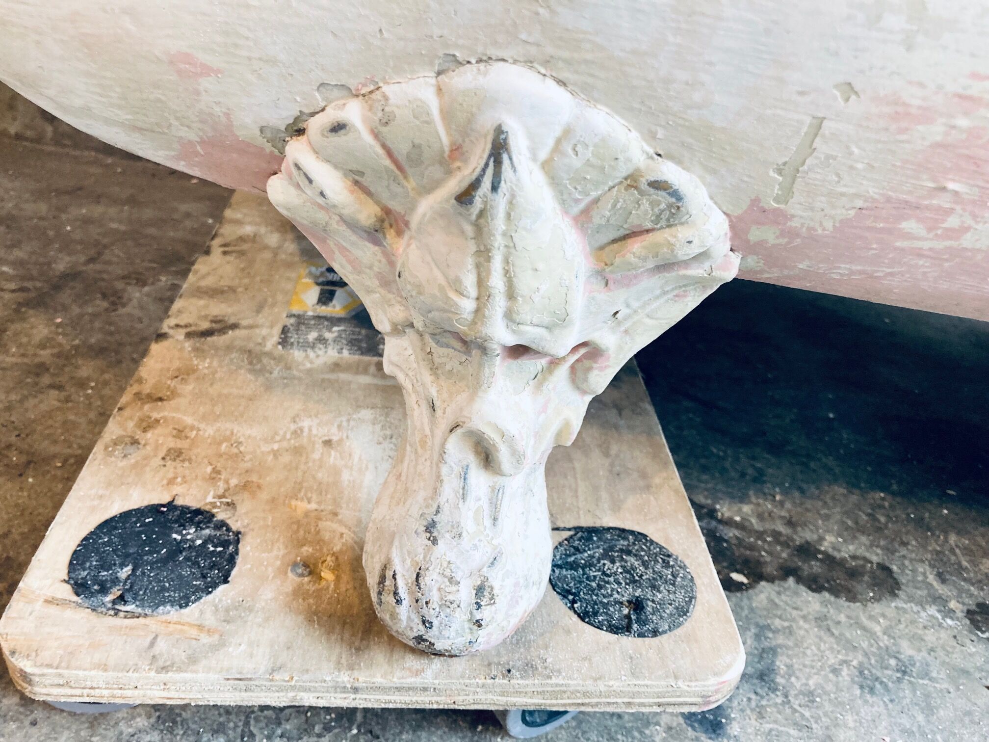 Cast iron bathtub eagle's feet