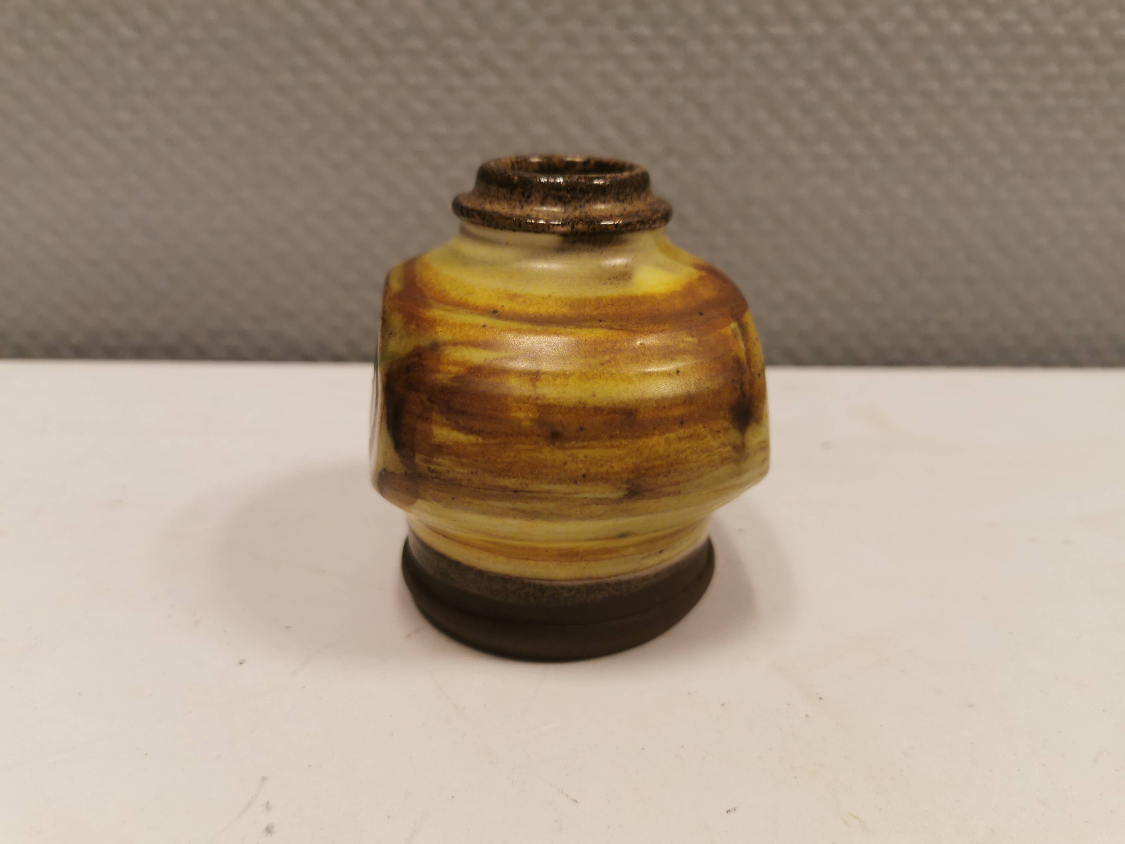 Small, beautiful vase in stoneware. Danish from the 1960s and made by Inge Lise Eder.