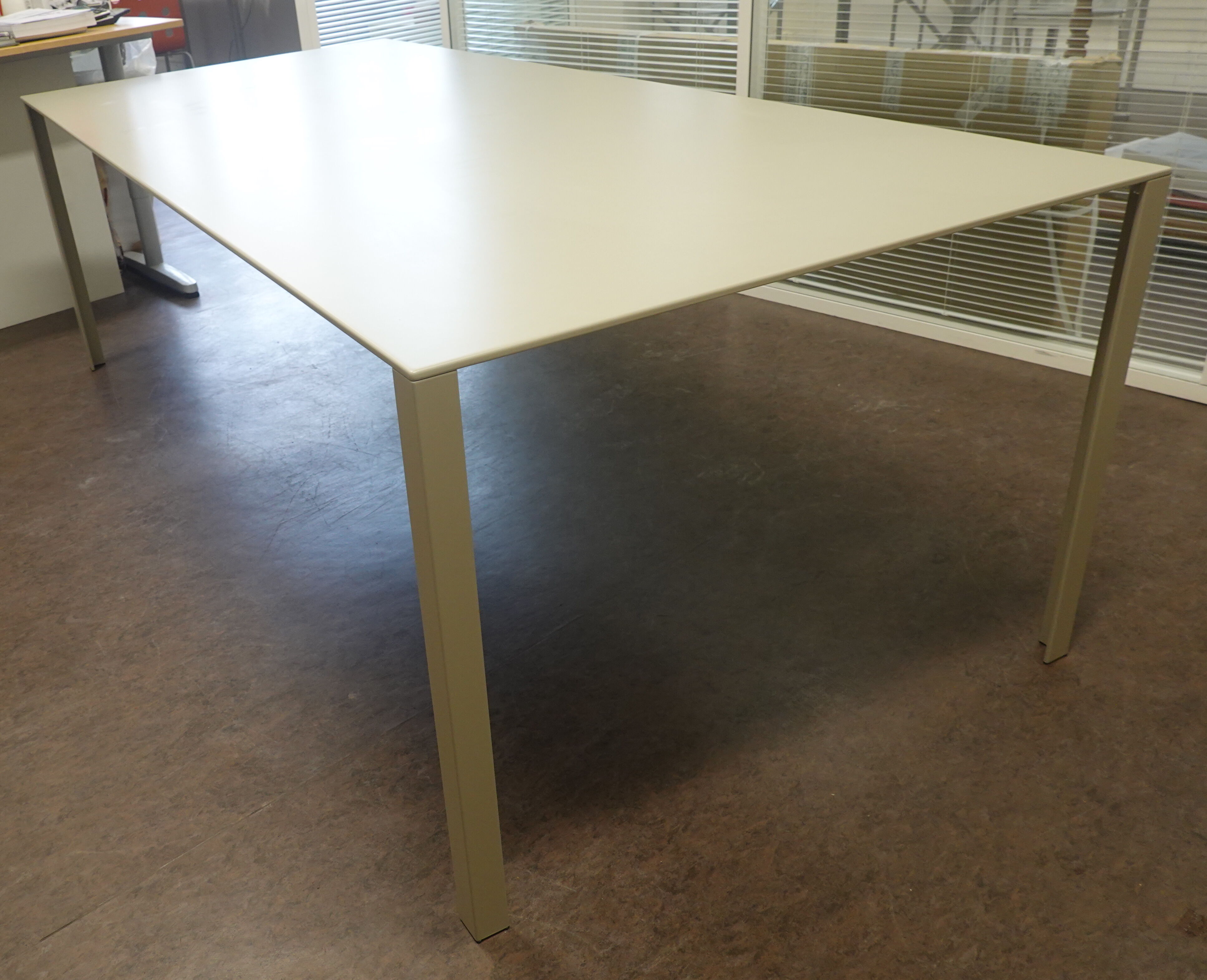 LessLess table by Jean Nouvel Molteni