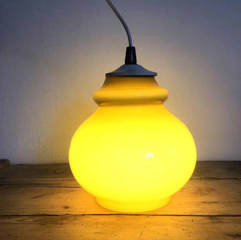 Suspension in amber opaline