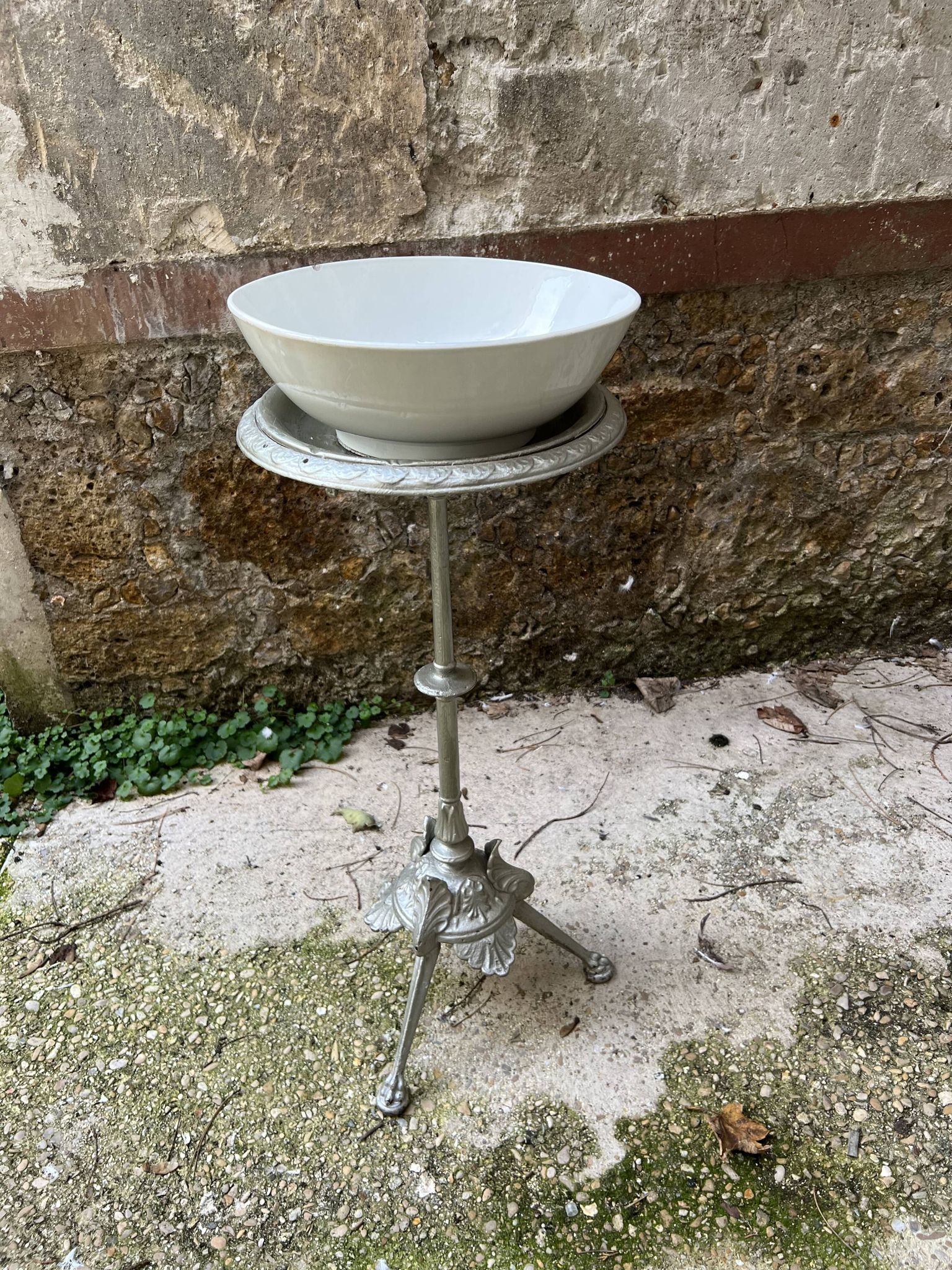 Side table pedestal table with silver cast iron plant