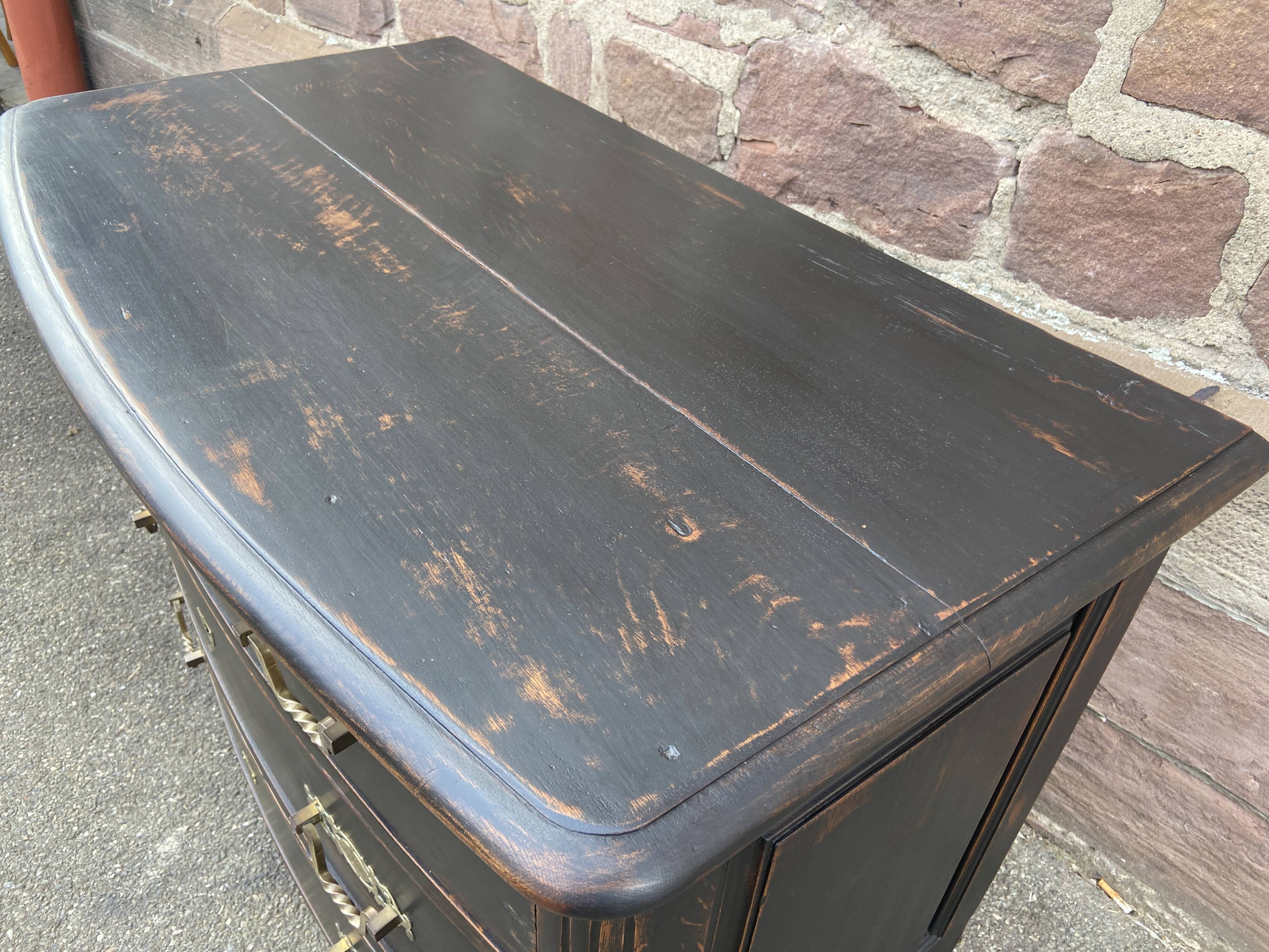 Alsatian curved chest of drawers XVIIIth patinated