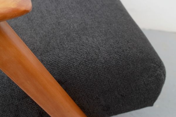 Fauteuil des années 1950 en velours anthracite, entièrement restauré