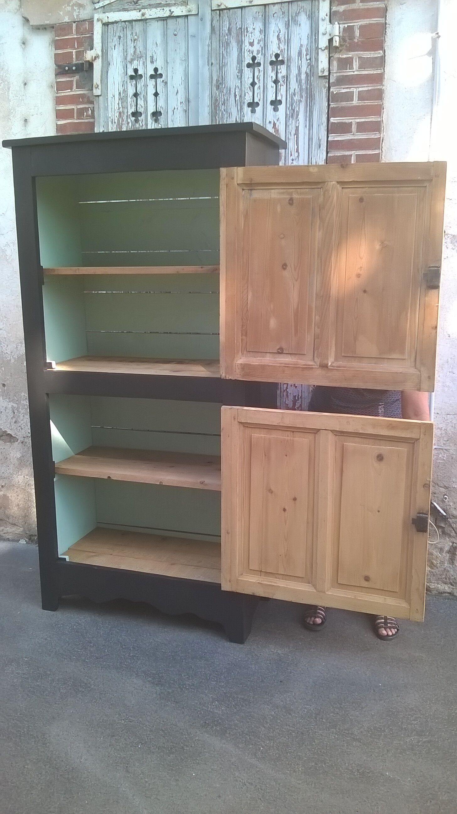 Cabinet patina black and green