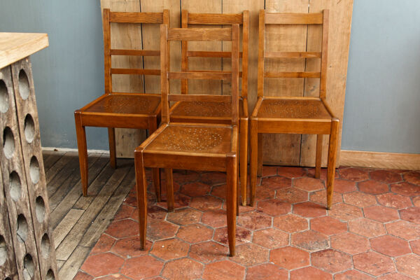 Lot de 4 chaises période Reconstruction bois massif