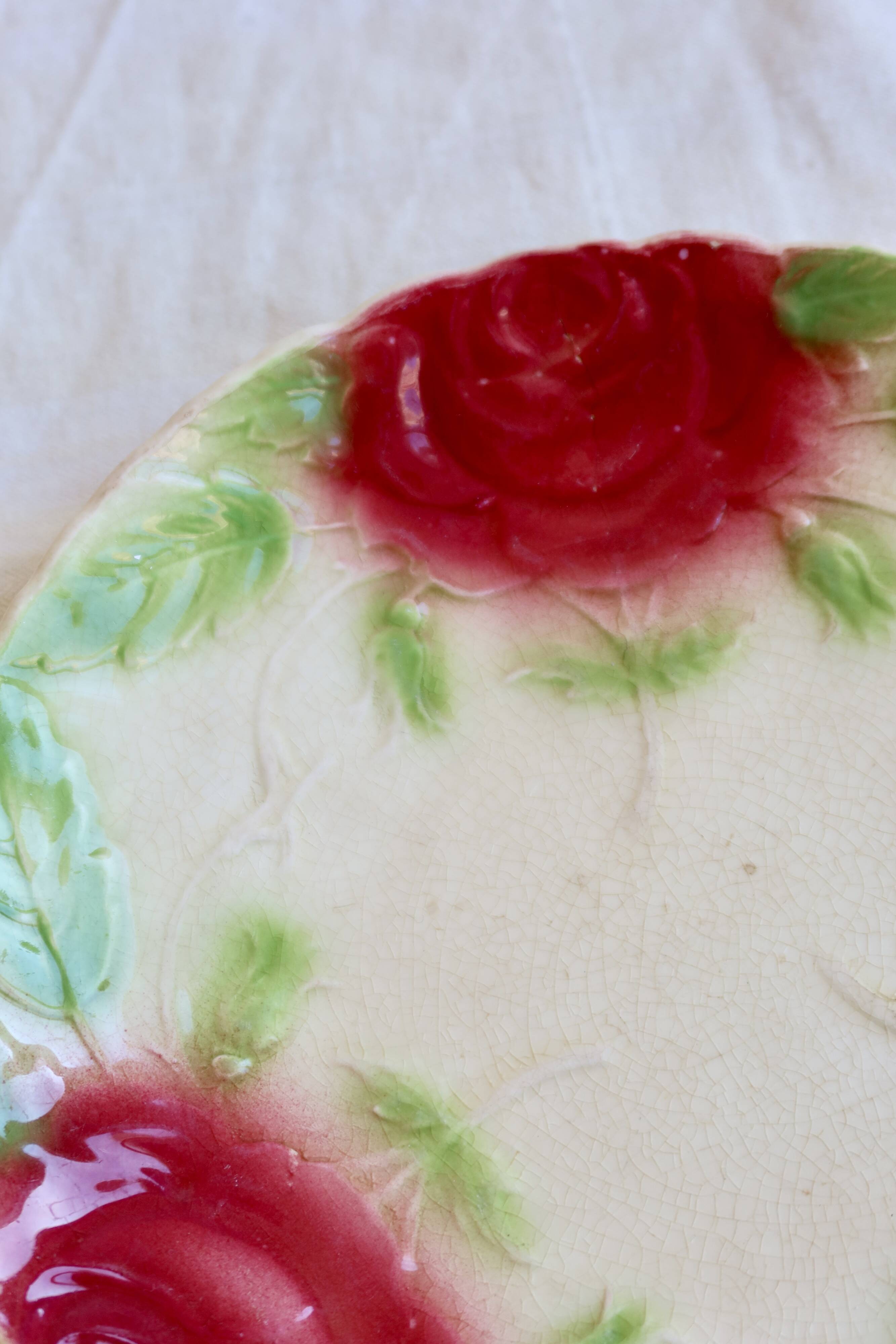 Vintage dessert plate in majolica – Red rose decoration