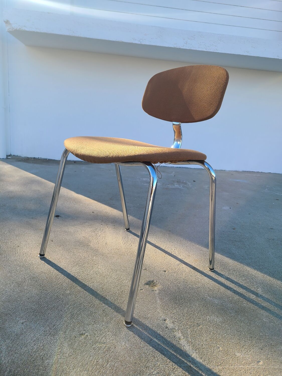 Chaise vintage stafor vers 1980