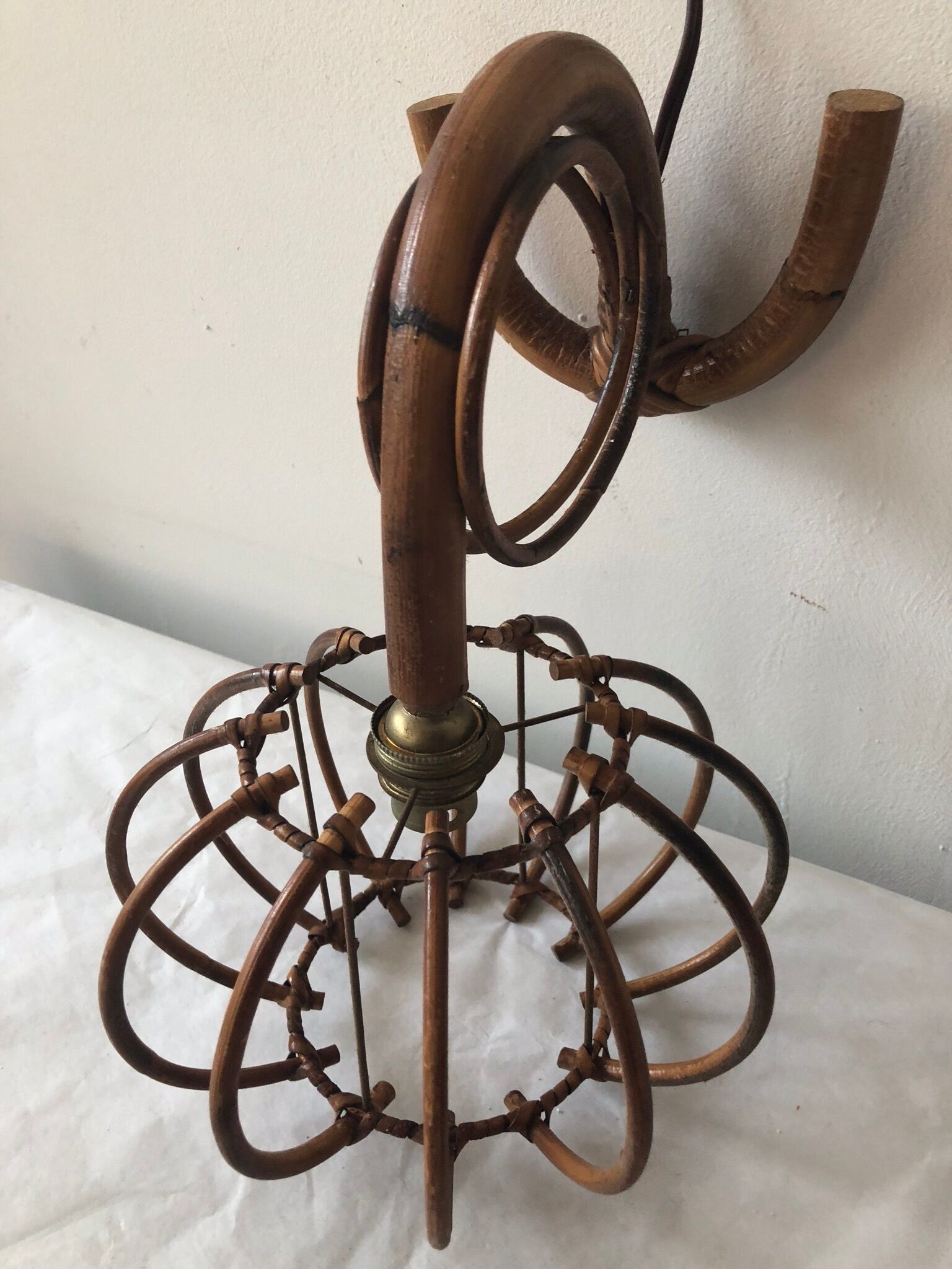 Cage shape wall lamp in rattan