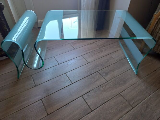 Table basse design en verre trempé et courbé avec porte-revues