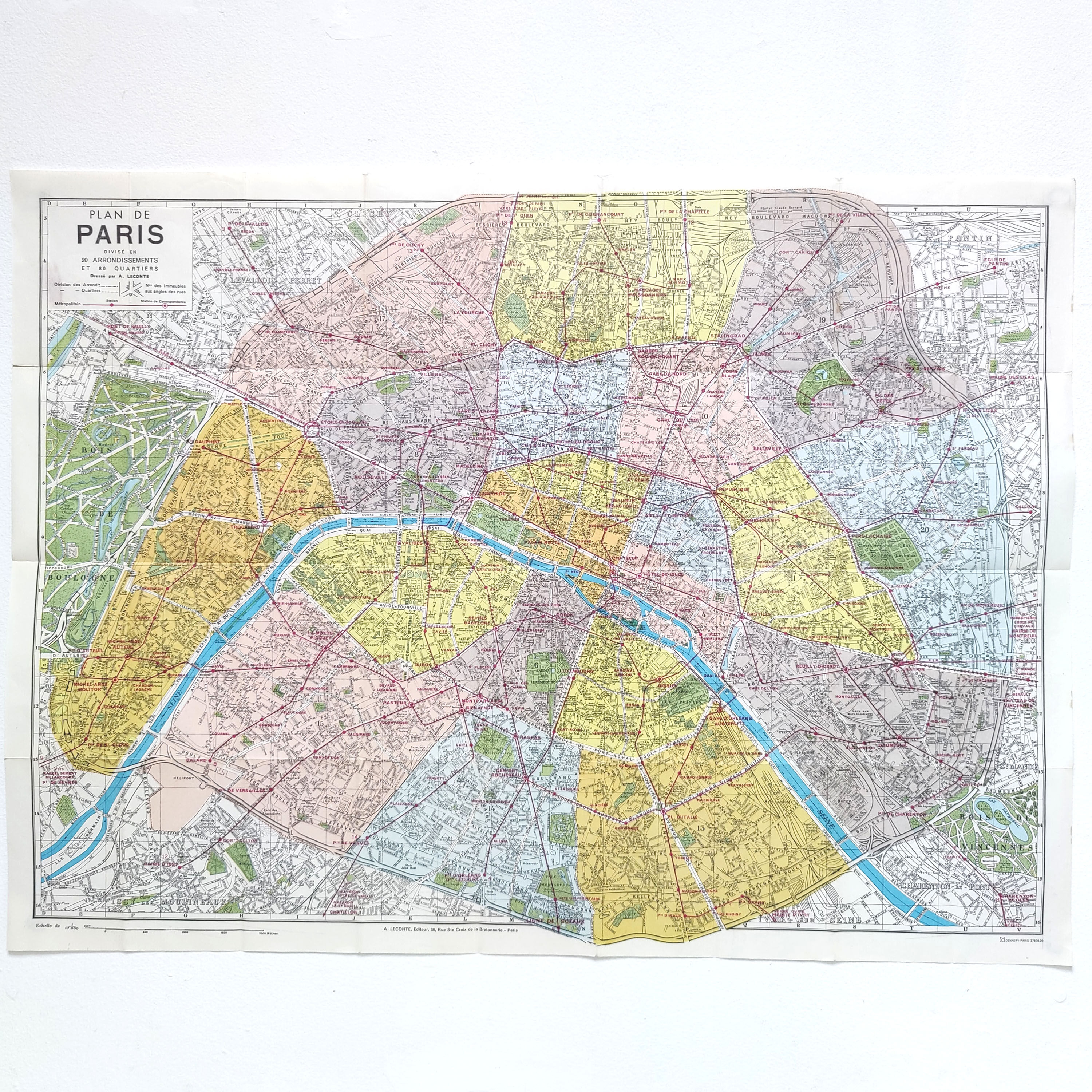 Vintage map 1970 Paris and its neighborhoods