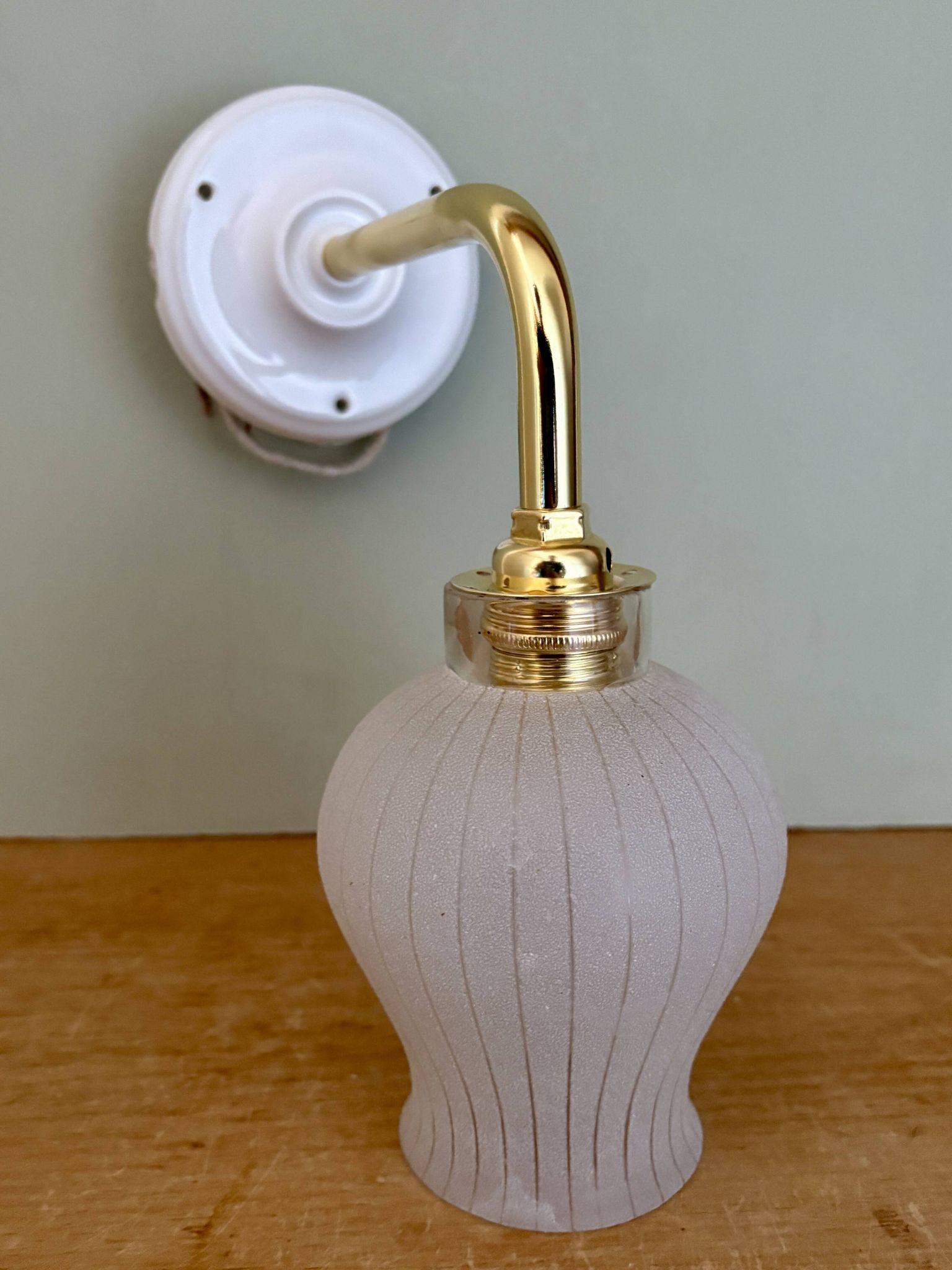 Applique coudée tulipe vintage en verre granité blanc