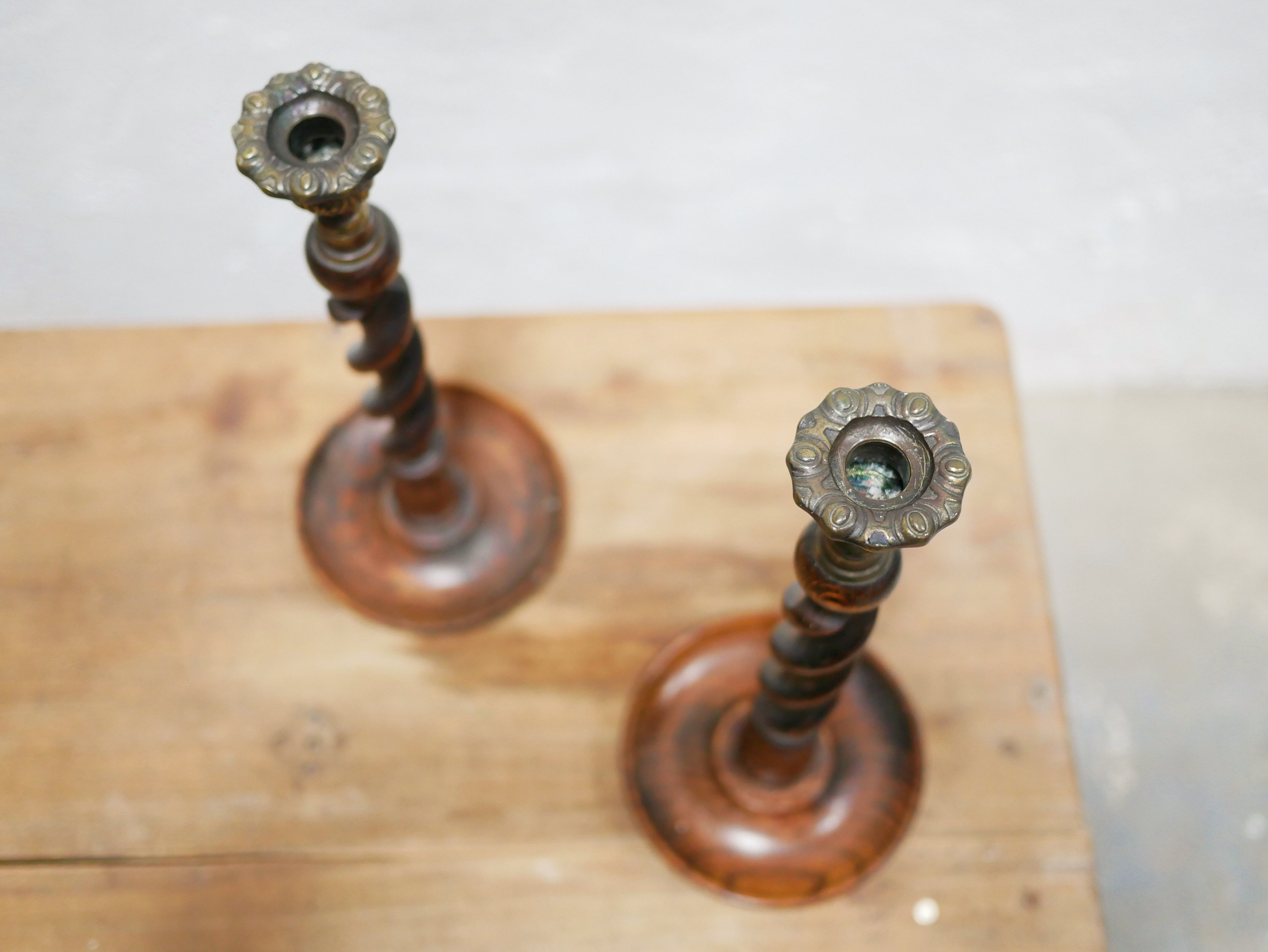Paire de bougeoirs anciens en bois et bronze