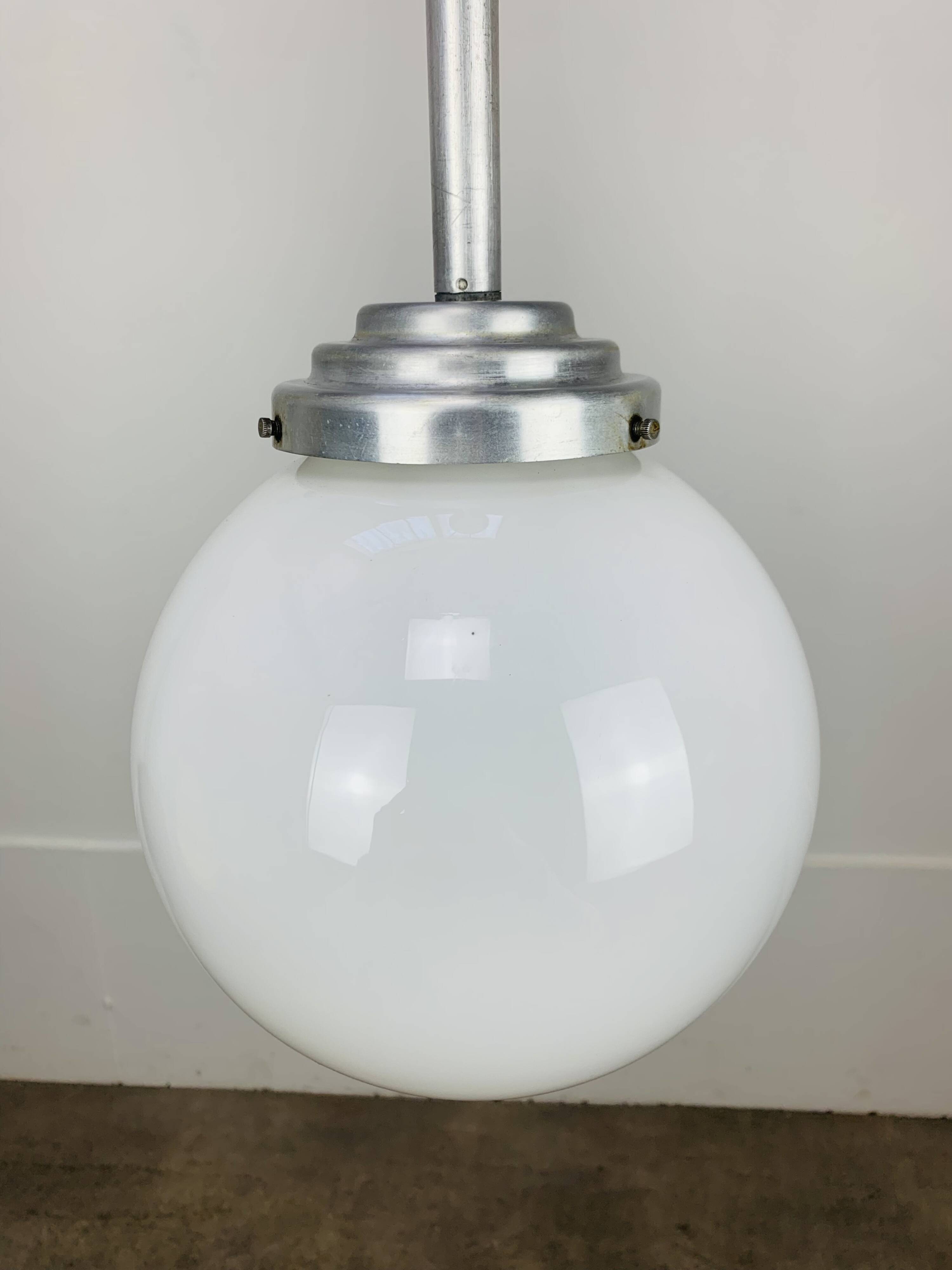 Suspension boule opaline art déco, 1930/1940