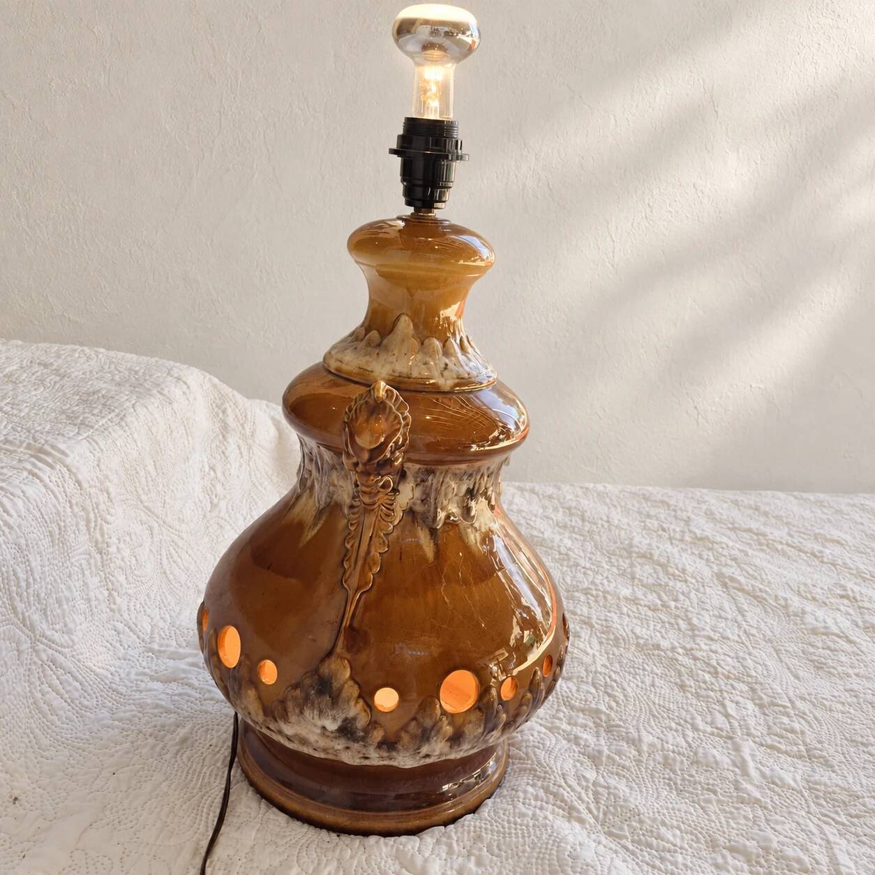 Large caramel and cream glazed ceramic lamp – Relief decoration and double lighting