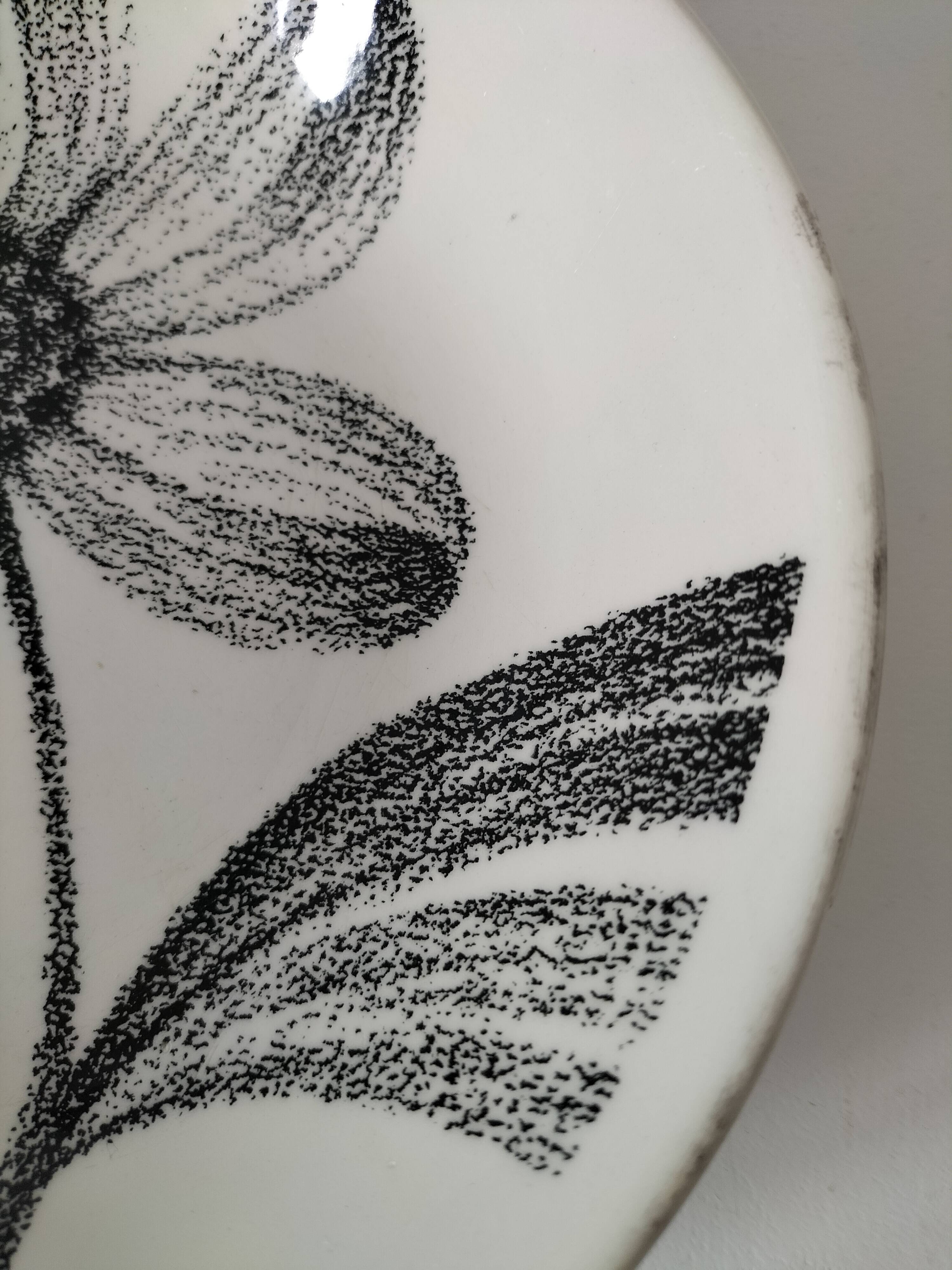 Graphic flower black & white deep plate Gien