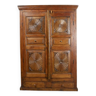 Armoire taille moyenne en bois sculpté, France, 1950s