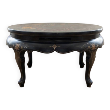 Asian coffee table in Chinese style made of black and gold lacquered wood.