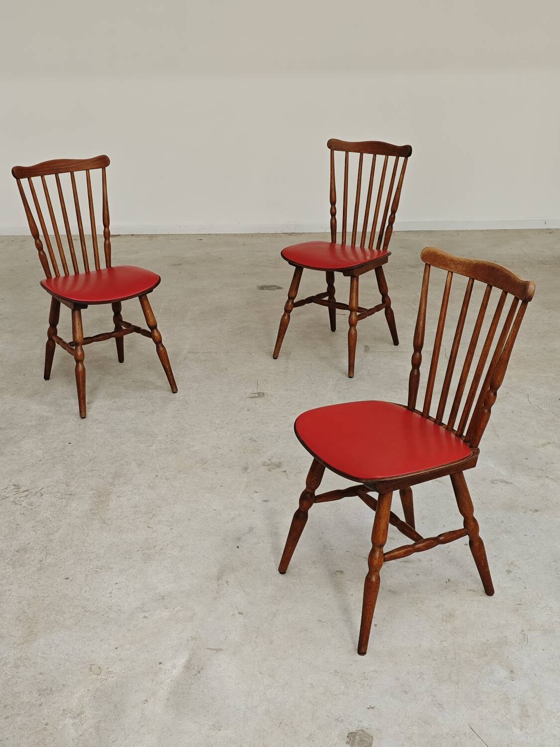 Lot de 3 chaises bois et skaï rougeTacoma par Baumann 1960