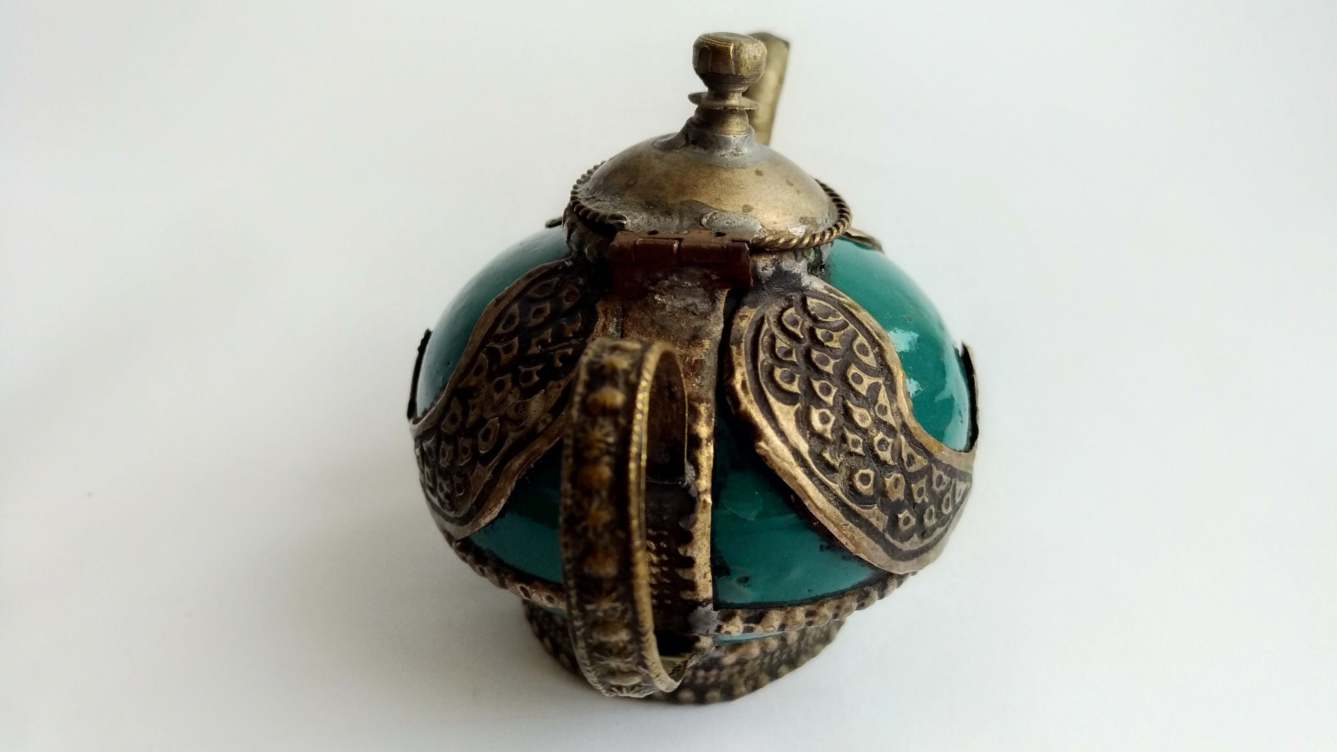 Teapot with its brass tray from the 20th cty, Moroccan craft - diameter 24cm