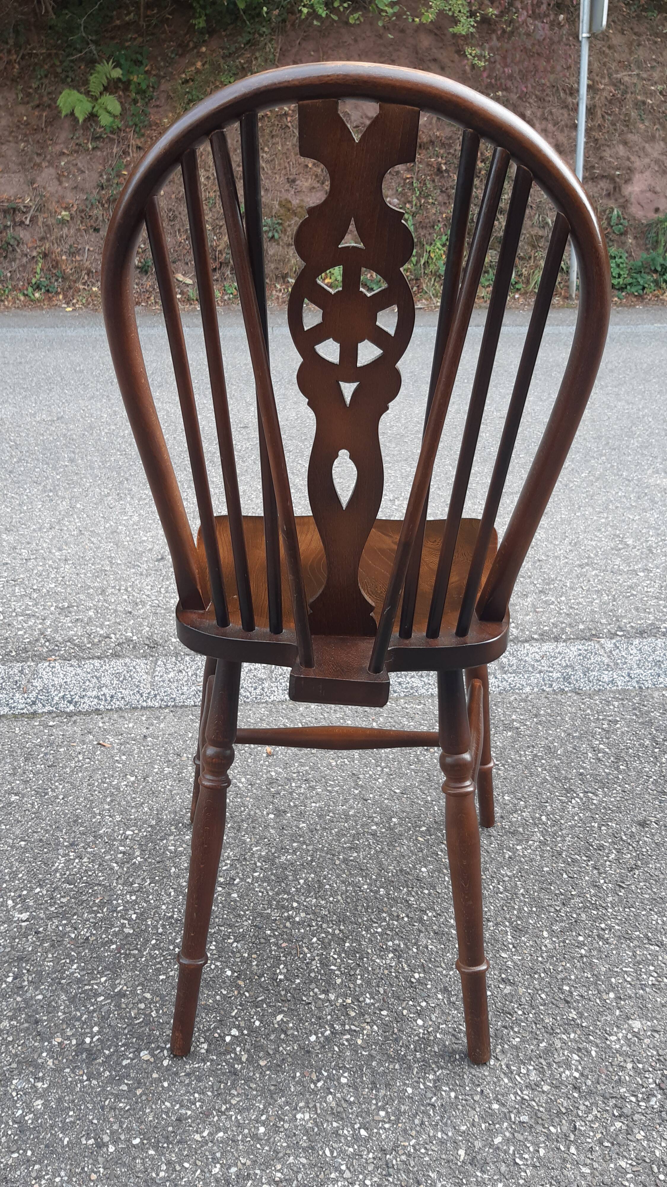 Set of 6 Windsor chairs