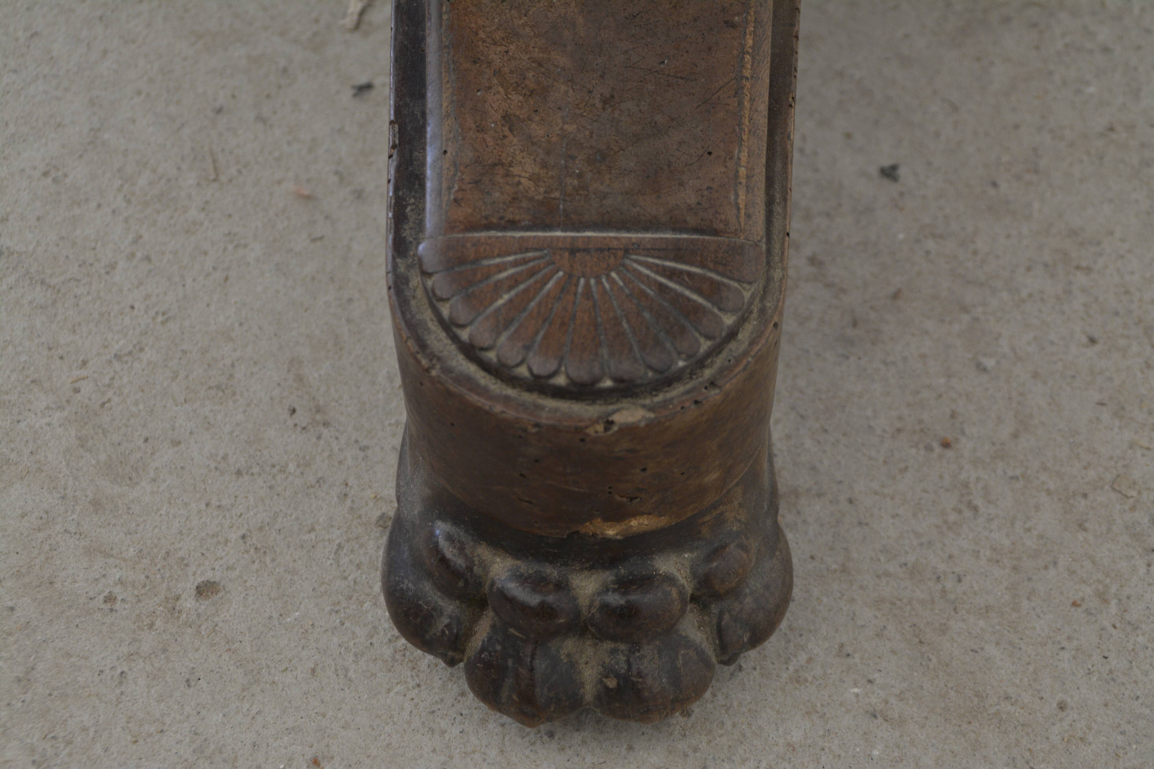 Round table in wood and marble