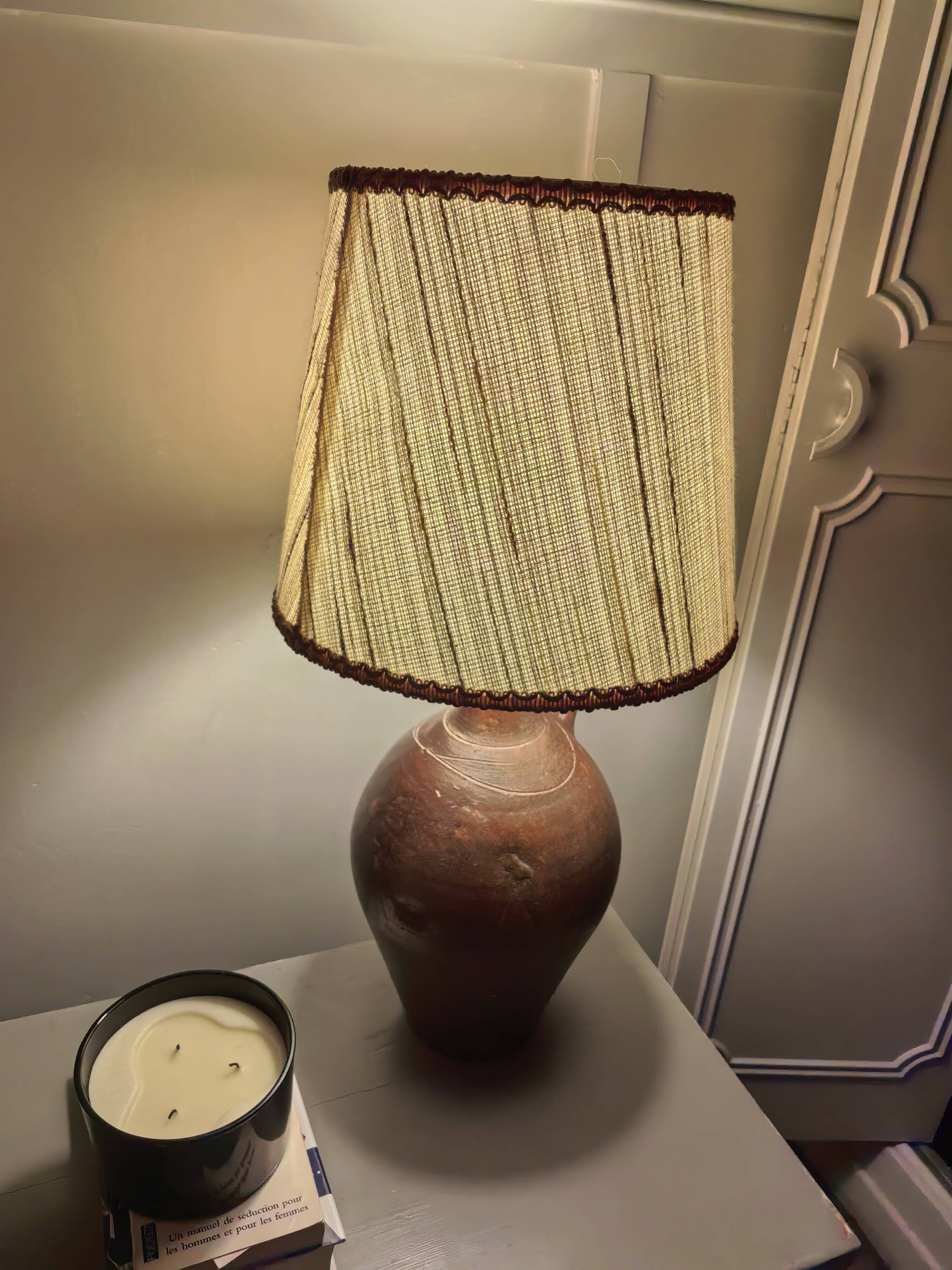 Lampe de table cruche en grès vernis, l'abat jour en jute tissé 70s