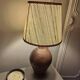 Lampe de table cruche en grès vernis, l'abat jour en jute tissé 70s