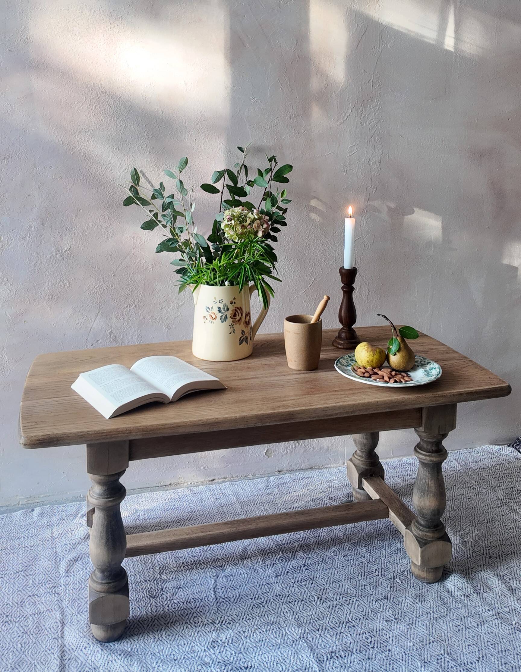 Old farmhouse coffee table in solid oak - turned legs and stretcher.