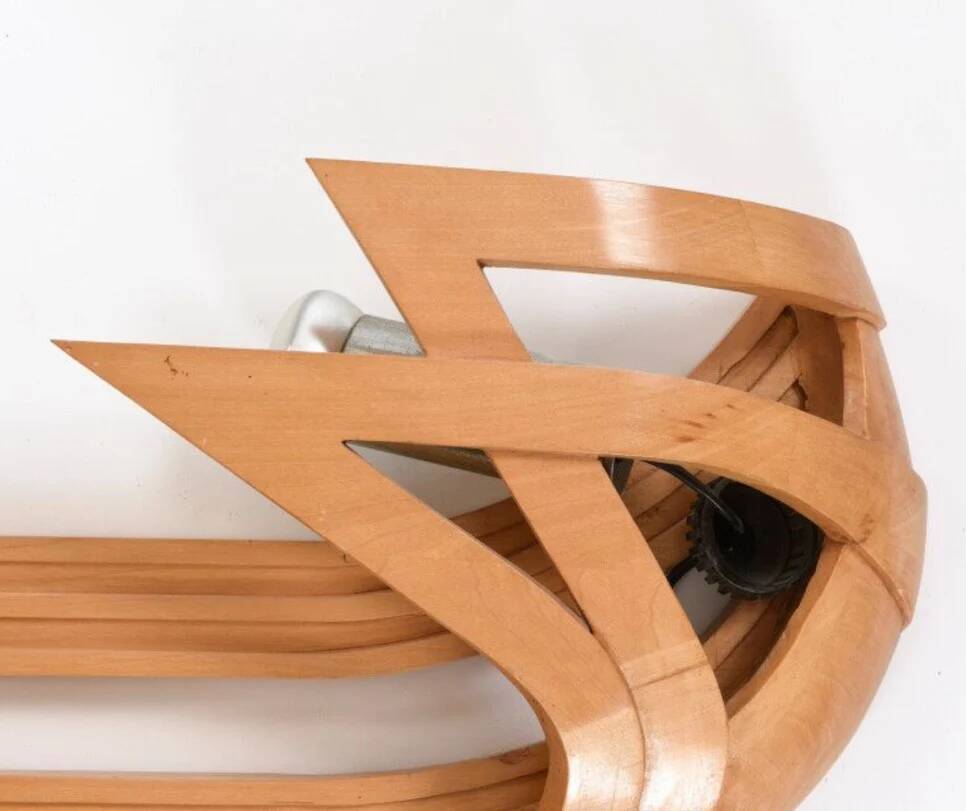 Vincent Gonzalez: sculpted wall lamp in bent wood, 1970s design.