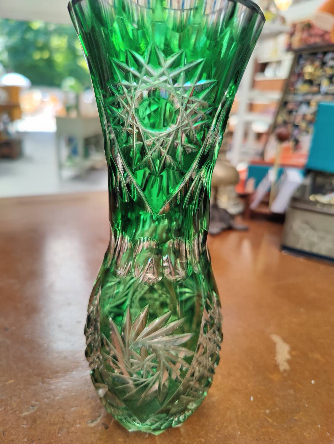 Vase vintage en cristal taillé vert Olenka (Pologne) – 21 cm
