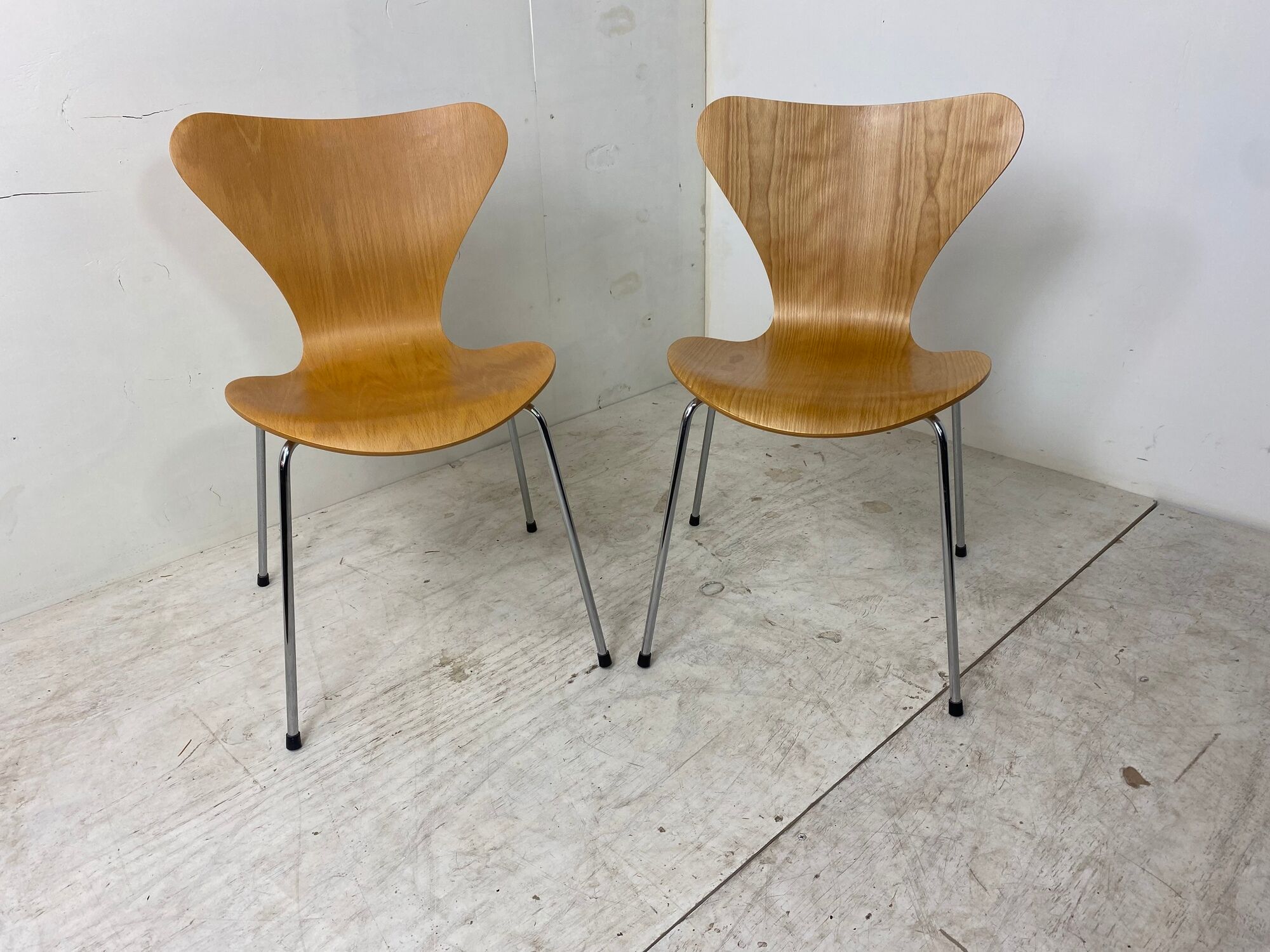 3107 dining chairs by Arne Jacobsen for Fritz Hansen