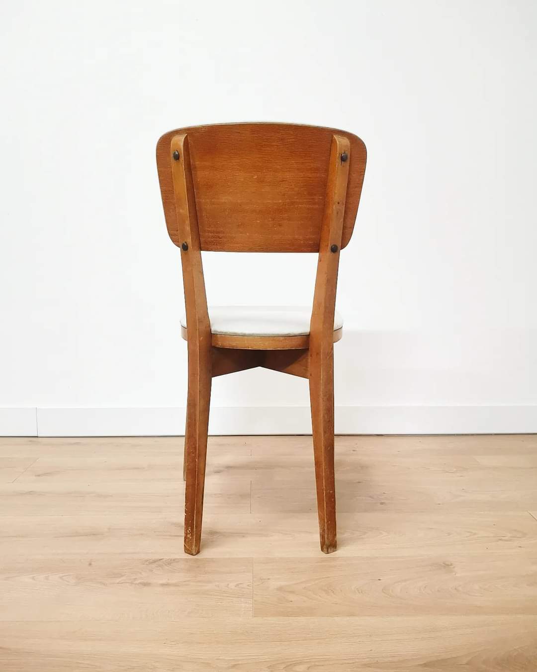 Set of 4 60s chairs in wood and white skai
