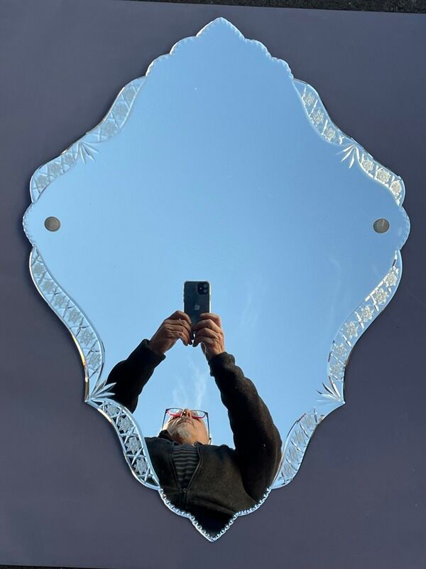 Miroir forme mouvementée bisauté taillé cisellé Vénitien miroir de Venise XXème 72 X 53 cm”.