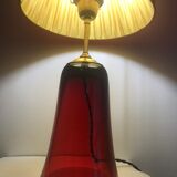Lampe en verre teinté rouge avec abat-jour plissé