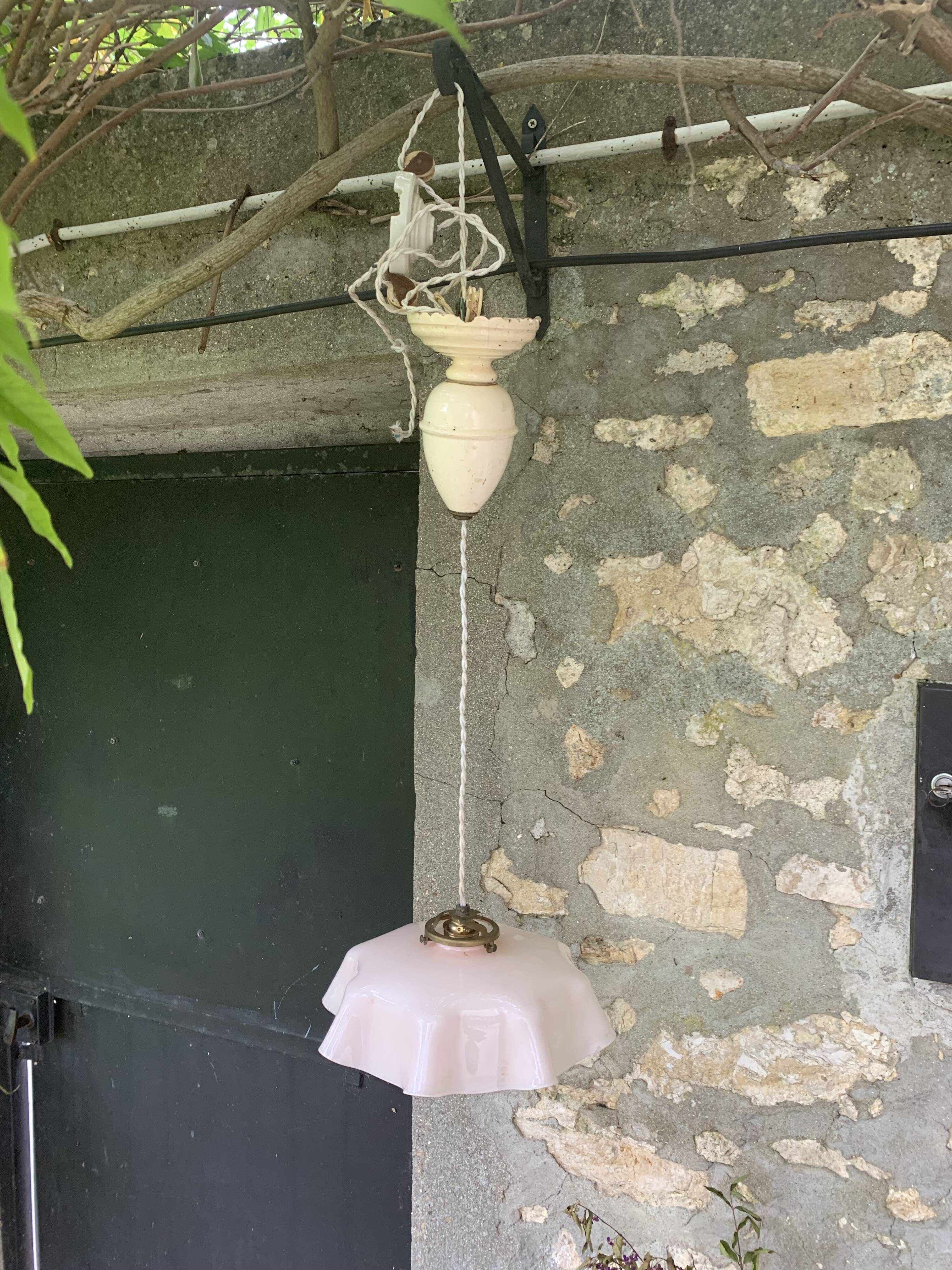 Lustre, suspension en opaline rose et intérieur blanc, complète ancienne