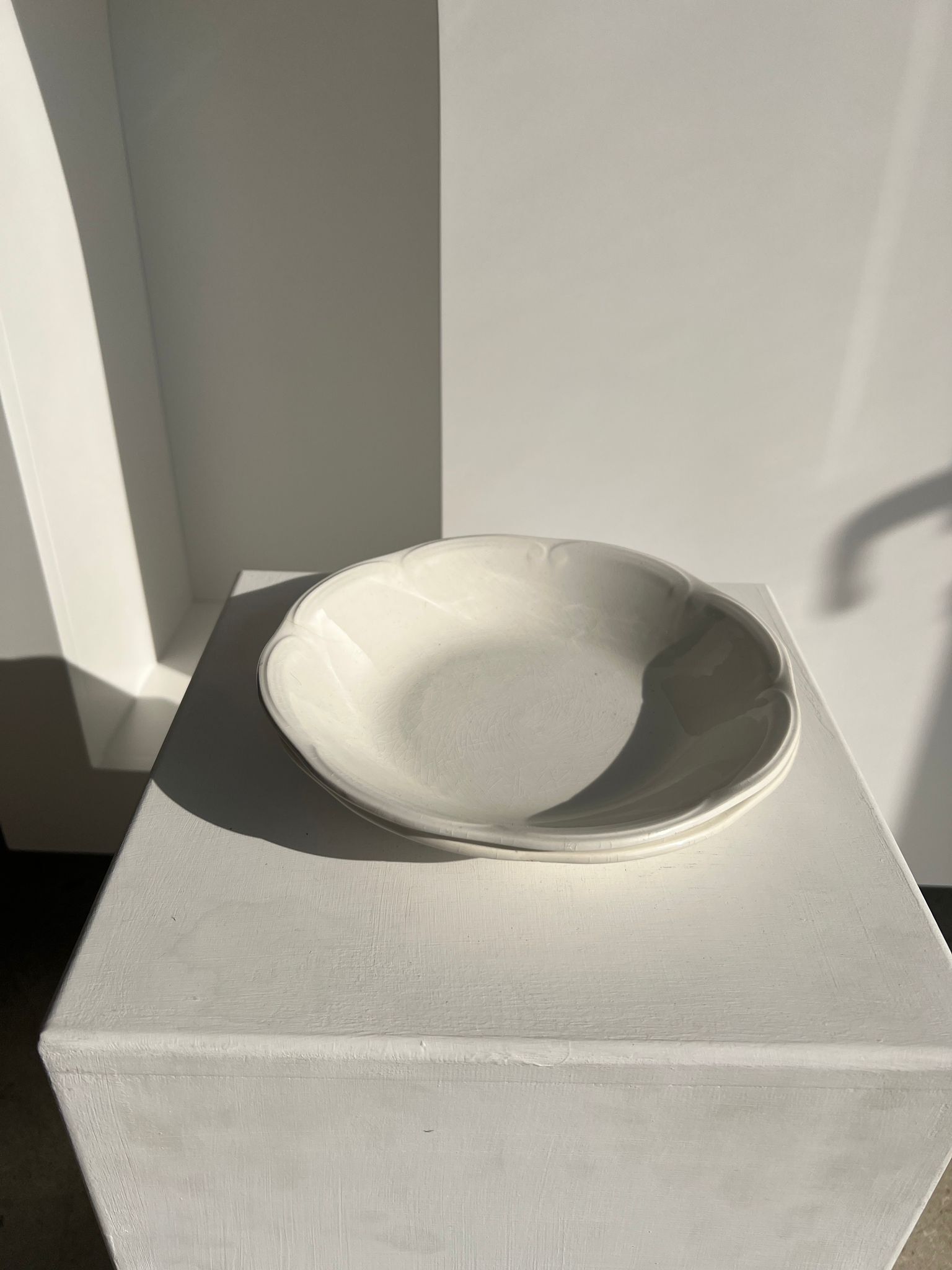 2 white hollow plates flower shape Gien D: 21,5cm