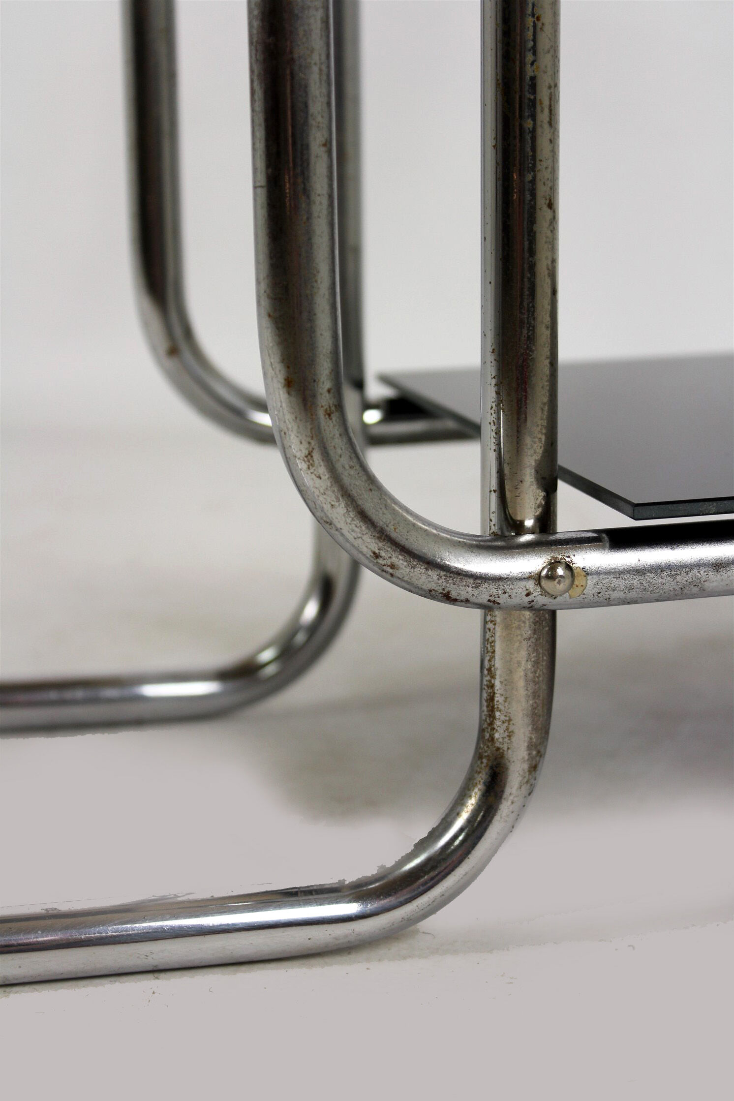 Bauhaus chromed tubular steel shelf, 1940s