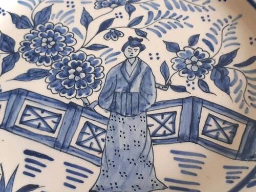 Antique plate 23.5 cm with Japonese decoration.
