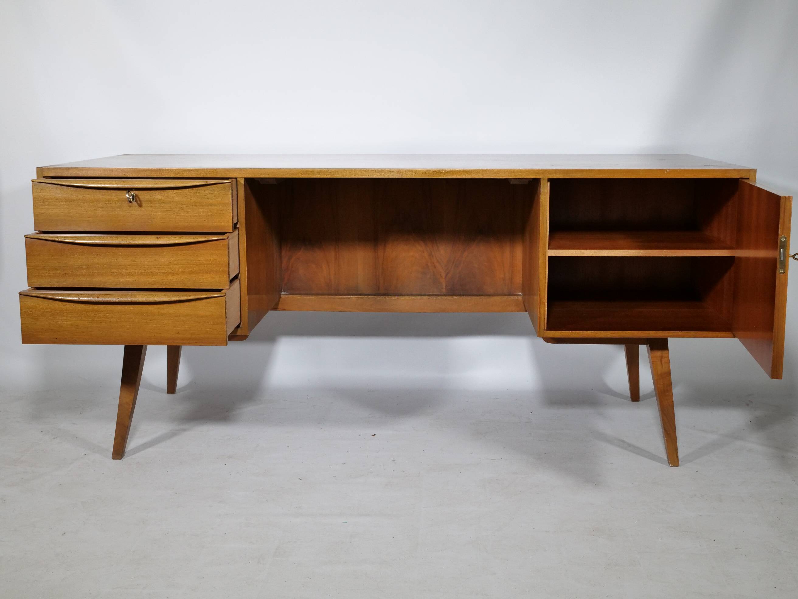 Bureau de direction en noyer, années 1960