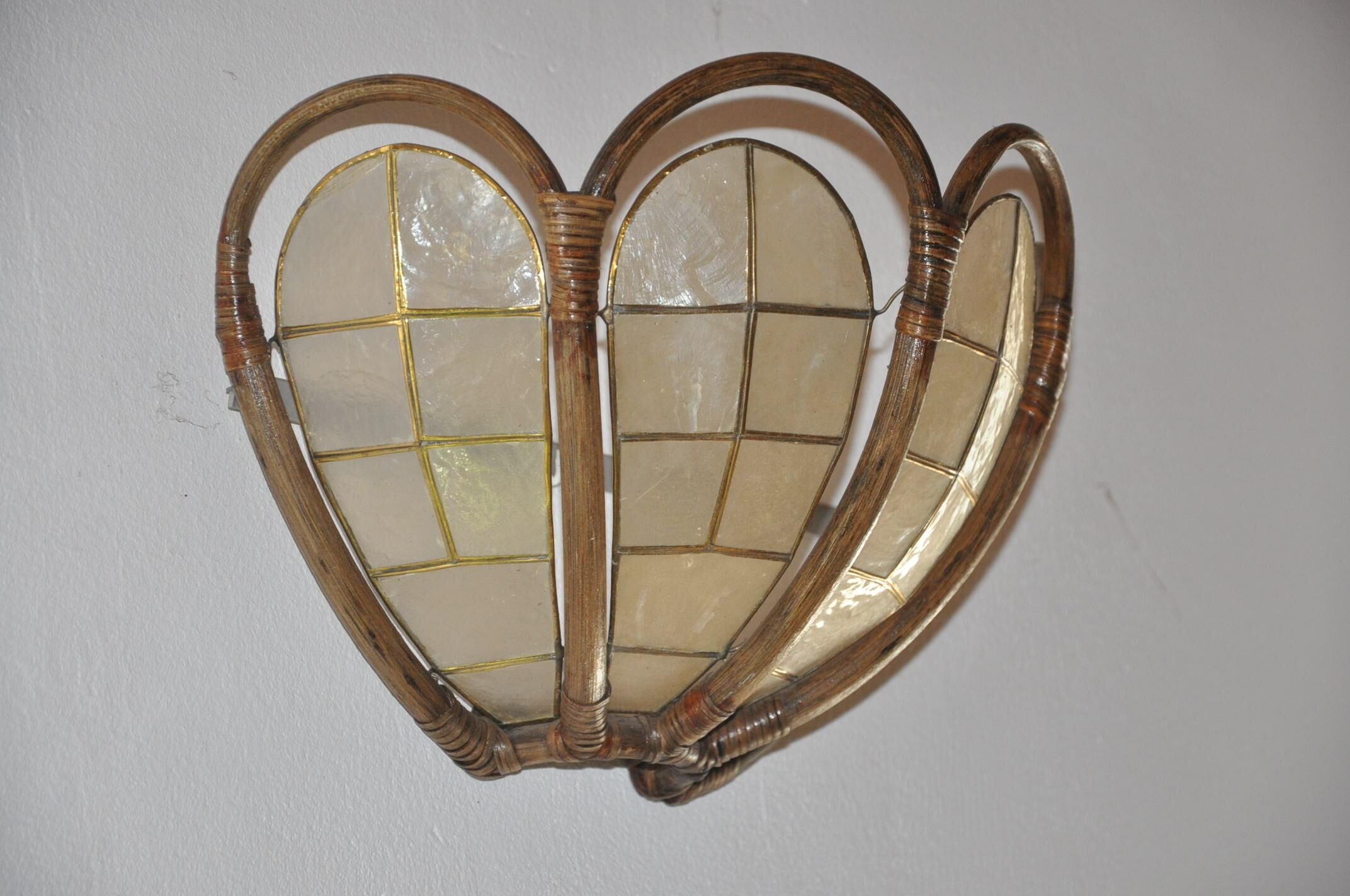 Wall light mother-of-pearl and bamboo flower shape