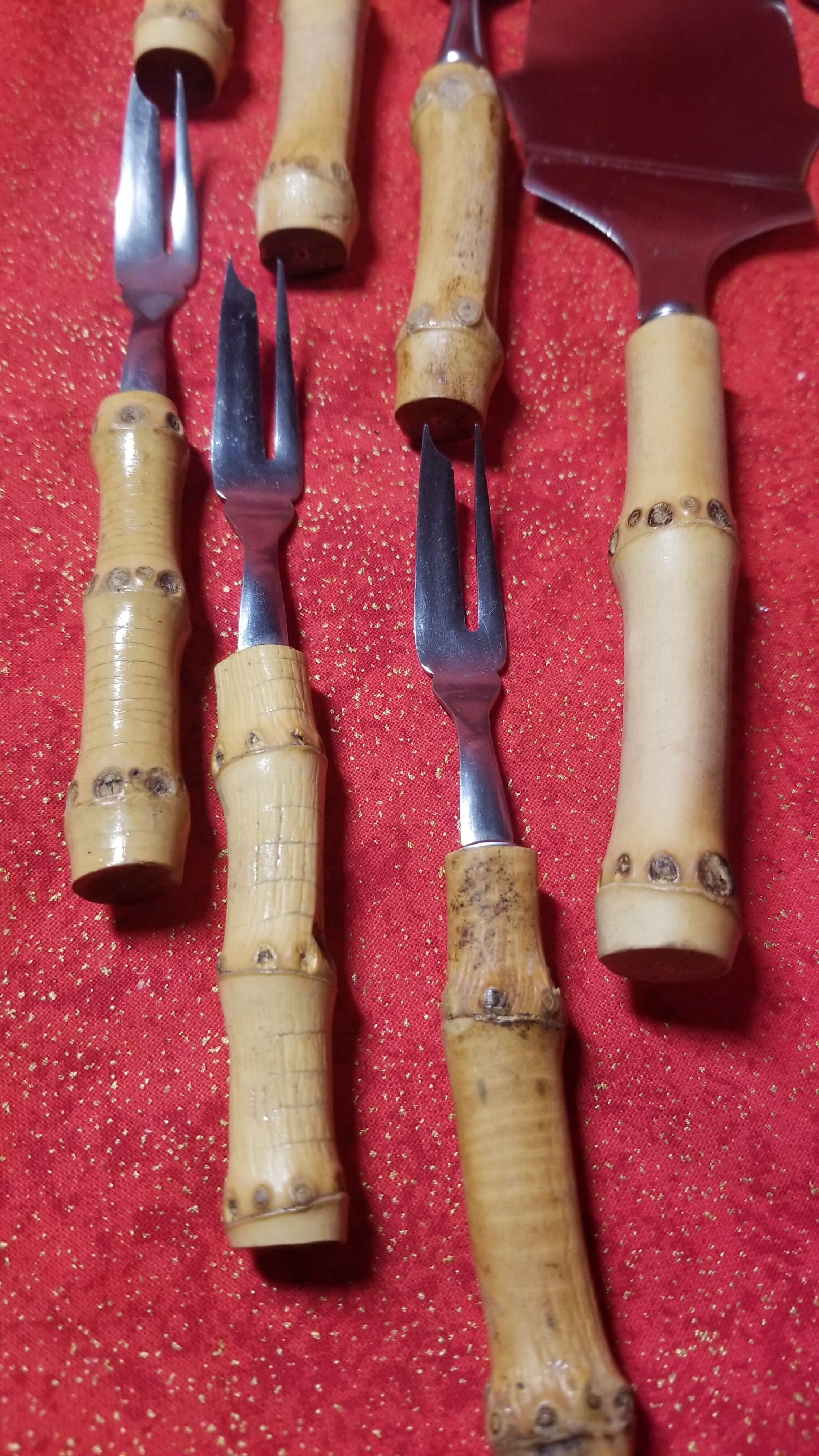 Cake cutlery service