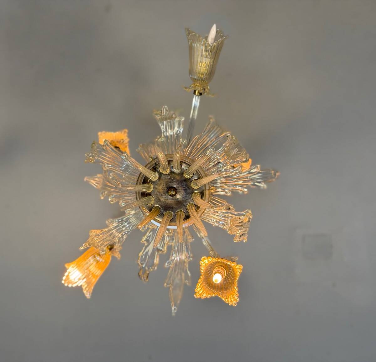 Asymmetrical Venetian chandelier in colourless and gold Murano glass, circa 1980.