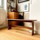 Banc en bois foncé