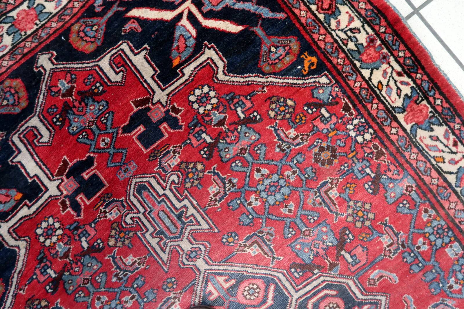 Handmade vintage Persian Bidjar rug 112cm x 176cm, 1960s