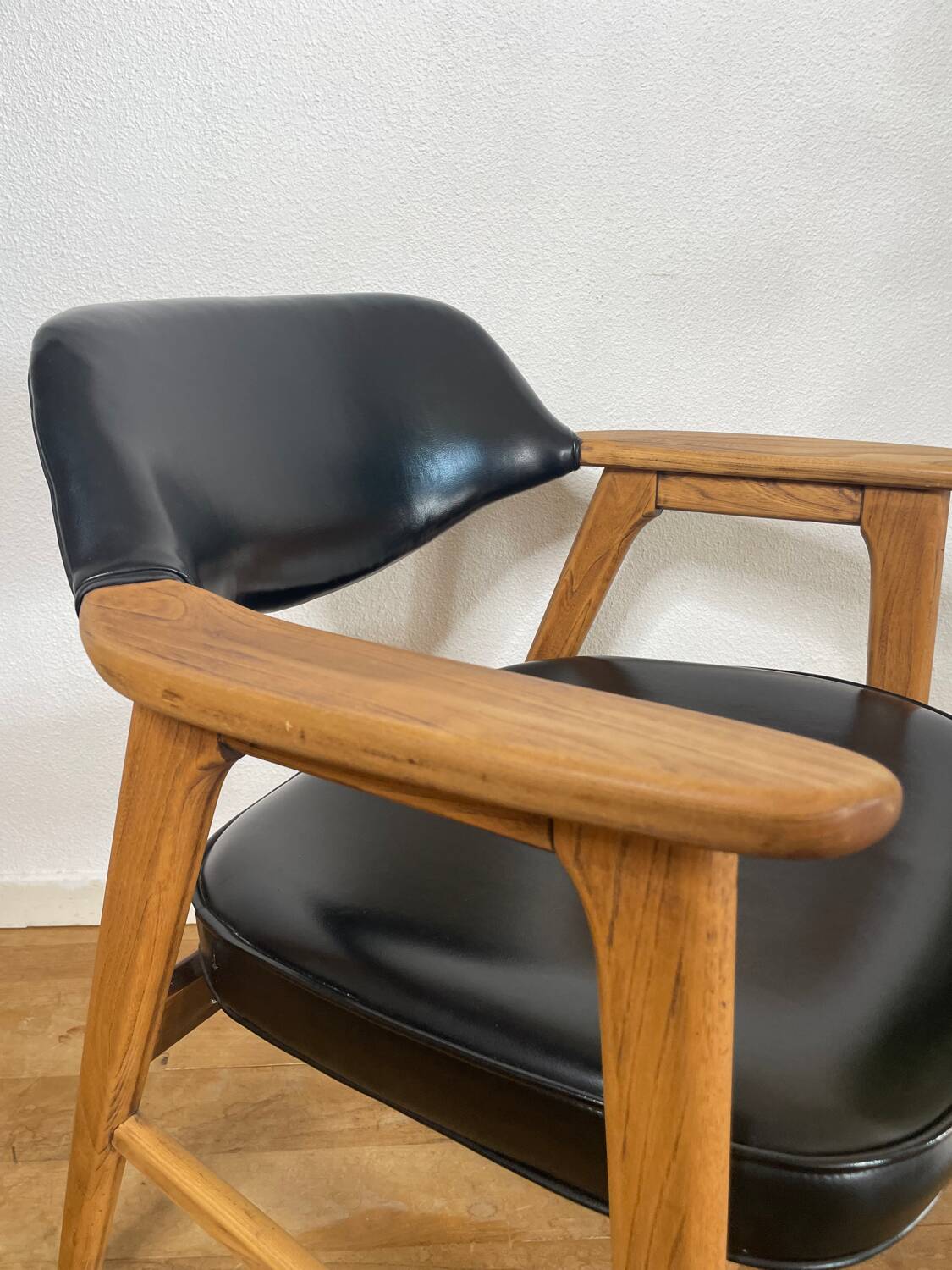 Scandinavian armchair by Erik Kirkegaard in oak and leather, 1960s