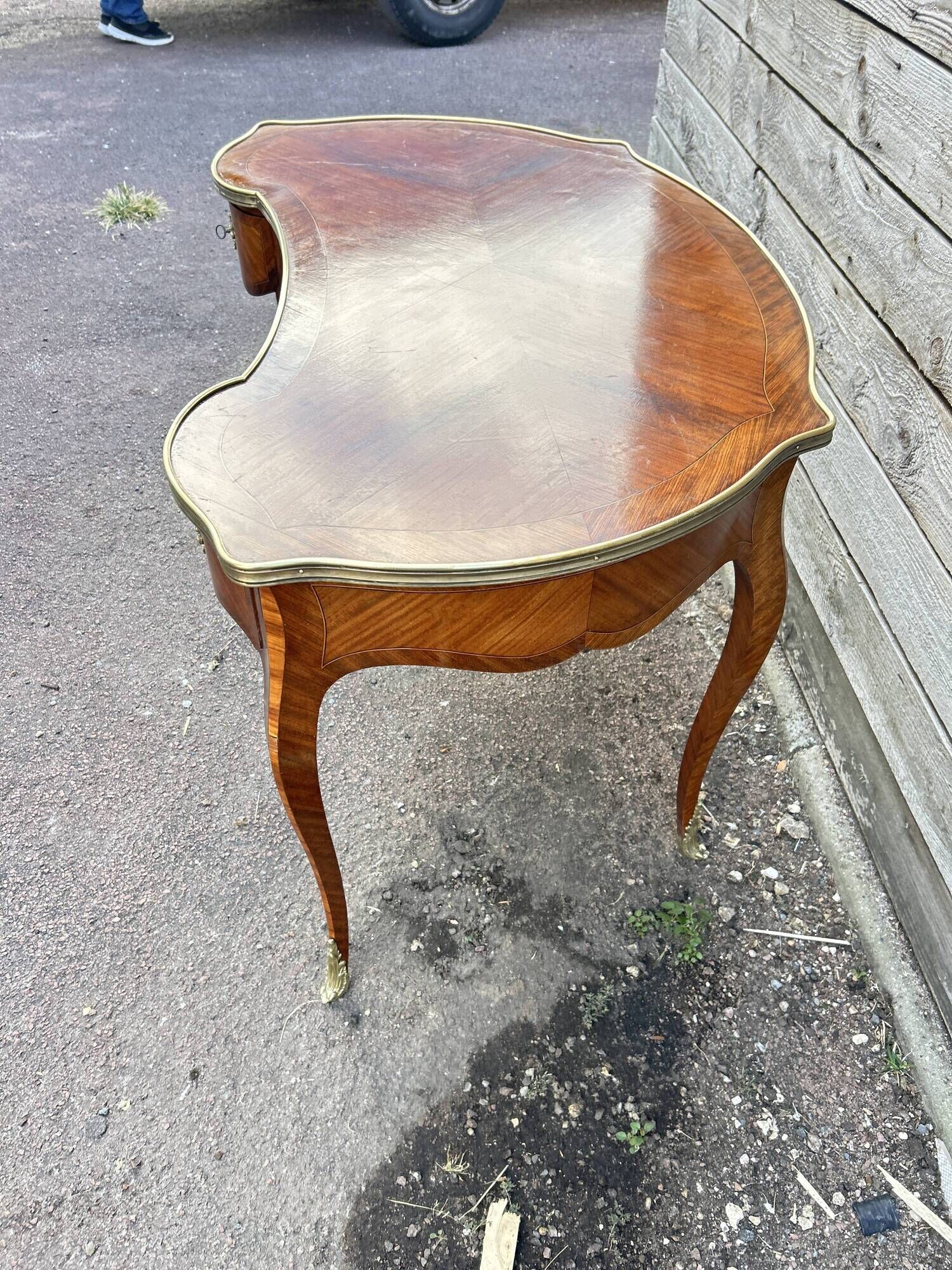 Curved flat desk in Louis XV style